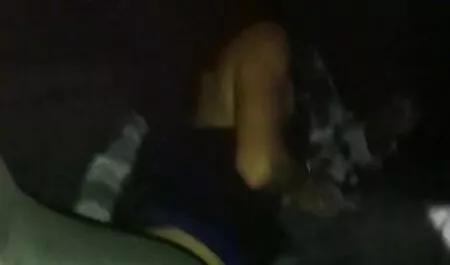 A cadela quase quebrou a menage caseira boca e a bunda com uma foda áspera