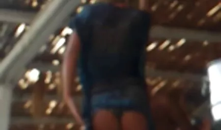 Ela era uma mulher magra sem tirar seus novos jeans apertados video amador gostosa