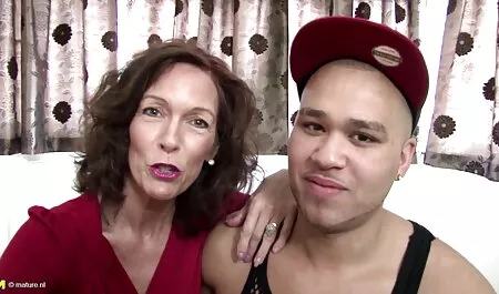 Mamilos escuros lambendo e sexo amador ao vivo Doggystyle porra