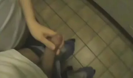 Loira prono amador fenda em grande contagem anal