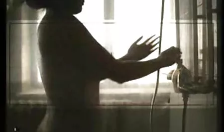 Menina na sauna da sala amadora safadas de descanso fica nua e nua