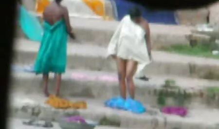Se os jeans estiverem quebrados, eles definitivamente vão amadoras negras entrar na Bunda