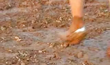 Dois amigos brincando tugas amadoras com um vibrador de prata.