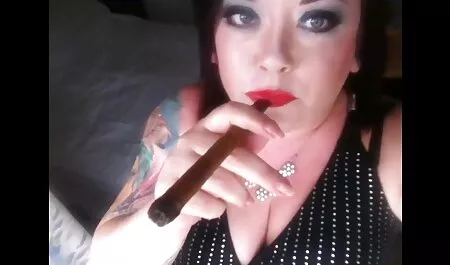 MILF seduz um lesbicas pegas no flagra homem com grandes, grandes óculos com