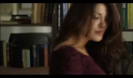 Ela tira sua gostosas brasileiras amadoras meia-calça branca e entra no ânus