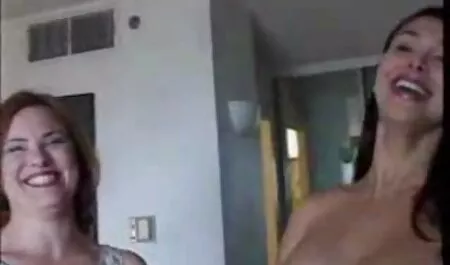 Sodomia seduz a garçonete sedutora no banheiro sexo amador com encanador