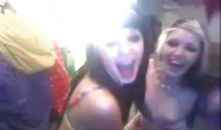 Ela foi para o jardim e levou vídeo de pornô amador para a merda da casa