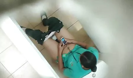 Três homens pegaram a garota e começaram a estuprar violentamente quero ver vídeo caseiro de sexo