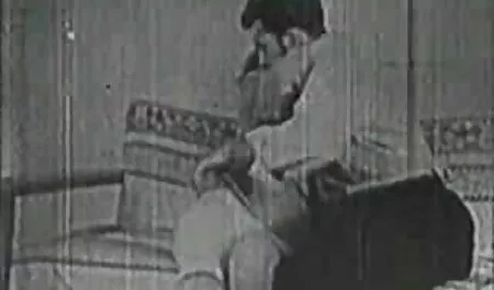 Homem adulto Garganta Profunda sua esposa na cozinha videos amadores lesbicas e desce seu rosto