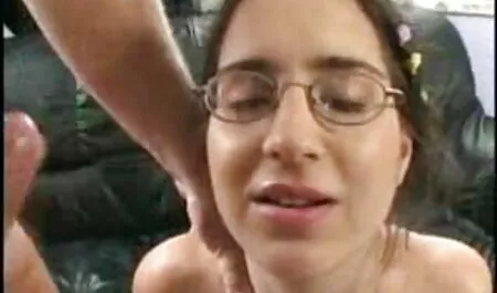 A menina anal caseiro brasileiro limpou a casa e seu irmão queimou