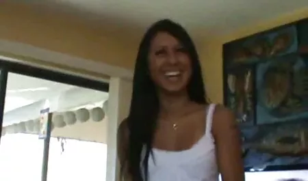 Ele vendeu sua esposa novinha amadora boquete como escravo para o homem negro