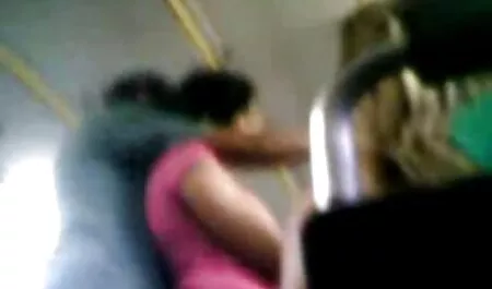 Apertando seus peitos grandes enquanto seus dedos videos amadores 2019 estão no ônibus