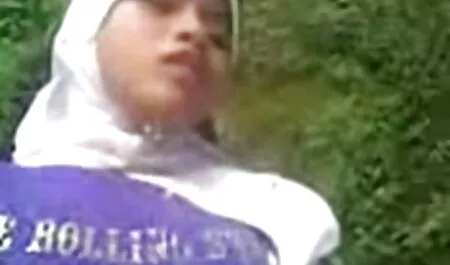 Nu minúsculo adolescente masturbates amadora vídeo tudo dela furos