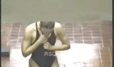 O videospornosamadores homem na frente das pernas da mulher é fraco