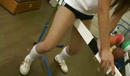 Menina preso debaixo da videos amadores novinhas cama e seu homem fode ela