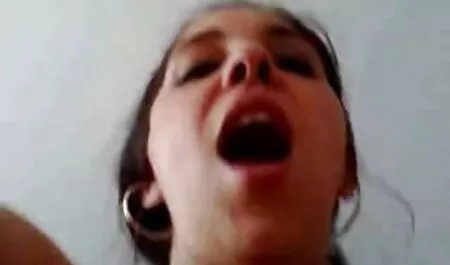 Busty bebê come grande galo em A Academia primeiro anal amador