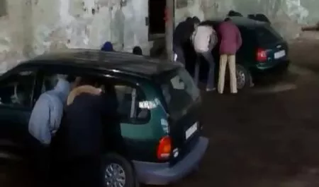Grande vibrador fica profundamente no pono da tigresa chão